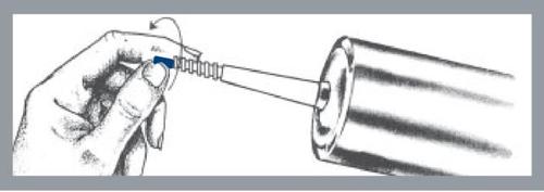 Mano che tiene una siringa con ago esteso verso un cilindro metallico, preparazione all