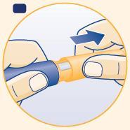 Mano che afferra un dispositivo autoiniettante giallo con una protezione blu rimovibile e una freccia indica la direzione