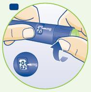 Penna per insulina blu con display che indica 07 mg e freccia che indica la regolazione della dose su 02 mg