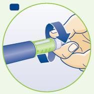 Mano che rimuove il cappuccio protettivo da una penna iniettabile blu e verde con freccia indicante la direzione