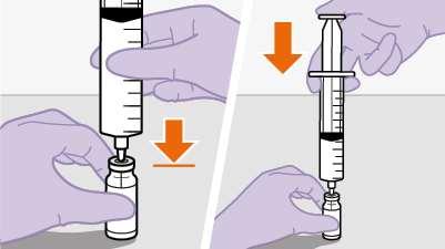 Mano con guanto che preleva farmaco da flacone con siringa, frecce indicano il movimento di aspirazione e riempimento del dispositivo
