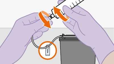 Mani con guanti viola che collegano un tubo trasparente ad un contenitore grigio con frecce arancioni che indicano la direzione