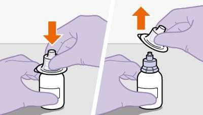 Mani con guanti viola che preparano una penna per iniezione, avvitando e svitando il cappuccio protettivo del dispositivo