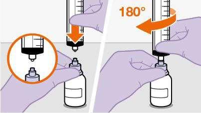 Mani con guanti che preparano e iniettano farmaco da flacone con siringa, freccia arancione indica angolo di 180 gradi