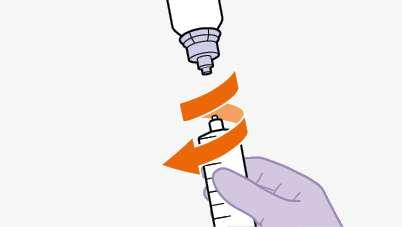 Mano con guanto viola che tiene una siringa mentre si rimuove il cappuccio protettivo con freccia arancione indicante la rotazione