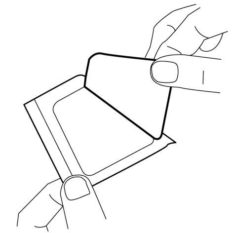 Mano che apre una confezione rettangolare in plastica trasparente con un coperchio scorrevole