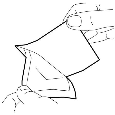 Mano che piega un involucro rettangolare di carta o materiale simile formando una sorta di tasca aperta