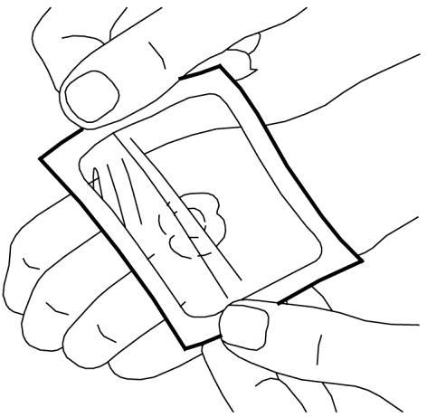 Mano che estrae una dose di farmaco da una bustina sigillata trasparente con un