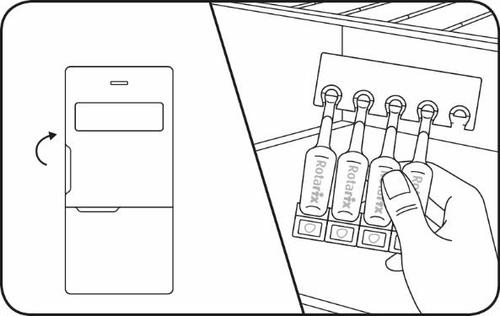 Dispositivo penna con cartuccia inserita e quattro cartucce Rotarix aggiuntive affiancate con una mano che ne afferra una