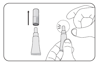Mano che tiene un iniettore preriempito con ago esposto e un cappuccio protettivo sopra un altro iniettore simile con freccia direzionale