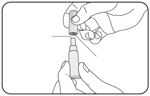 Mano che tiene una penna iniettabile con ago protetto e fiala di medicinale collegata all