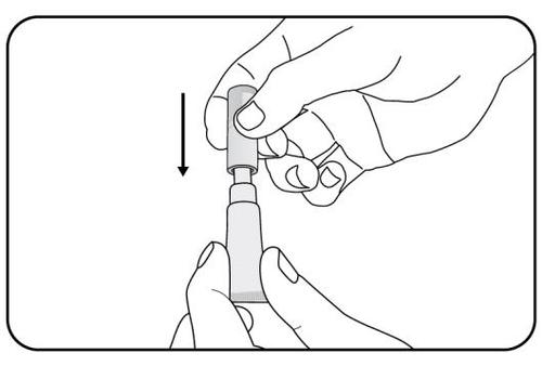 Mano che tiene un dispositivo iniettabile con una freccia nera che indica la direzione di pressione verso il basso