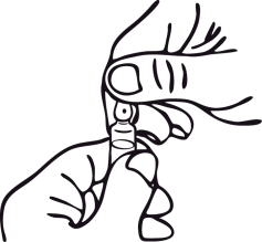 Mano che afferra una siringa con ago rivolto verso l