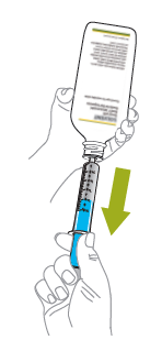 Mano che riempie una siringa da un flacone di medicinale blu, freccia verde indica la direzione di aspirazione