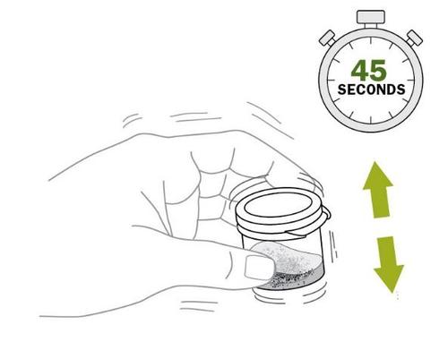 Mano che agita un flaconcino con polvere, frecce verticali indicano movimento e cronometro segna 45 secondi