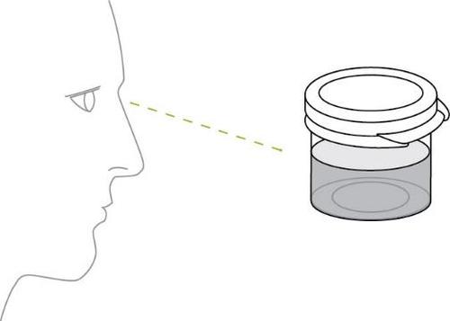 Profilo di un volto umano con linea tratteggiata che punta a un contenitore cilindrico trasparente con coperchio