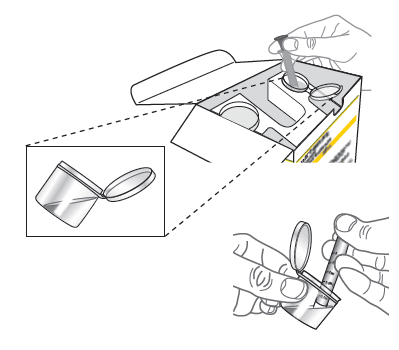 Confezione aperta con due siringhe pre-riempite e un filtro, dettaglio di mani che preparano l
