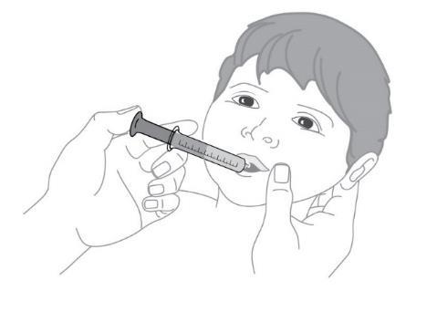 Bambino che riceve un farmaco liquido con una siringa senza ago, tenuta da una mano adulta vicino alla bocca aperta