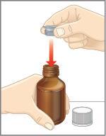 Mani che trasferiscono un liquido da un flaconcino trasparente a una bottiglia ambrata con una freccia rossa indicante la direzione