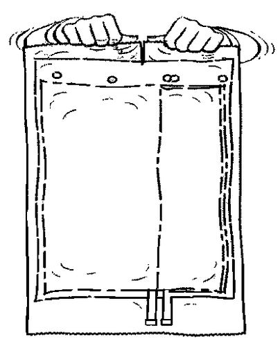 Due mani che tengono un cerotto rettangolare con un dispositivo di iniezione pre-riempito al centro