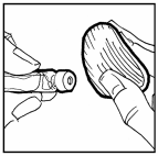 Mano che stringe una penna per iniezione con ago protetto da cappuccio e l