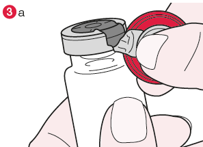 Mano che rimuove il tappo protettivo da un flaconcino di medicinale con bordo rosso, preparazione all