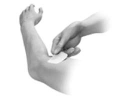 Mano che applica un cerotto bianco su un braccio piegato mostrandone la pelle chiara e la forma del muscolo