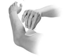 Mano che applica un cerotto su un braccio flesso con pelle chiara e muscoli visibili