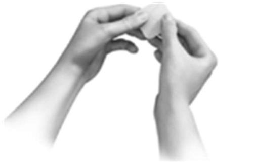 Mani che preparano un batuffolo di cotone imbiancato con un liquido medicinale per la disinfezione della pelle