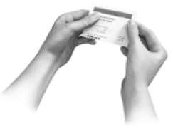 Mani che aprono una bustina sigillata contenente un farmaco, con testo visibile sulla confezione e dita che preparano l