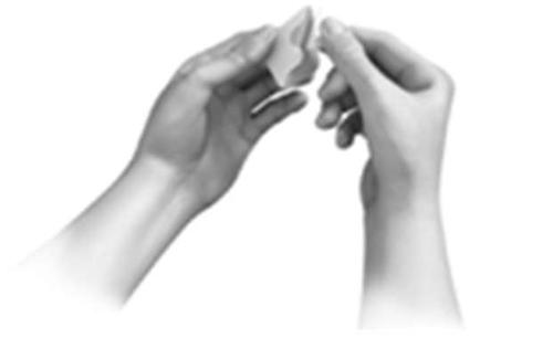 Due mani che aprono un involucro di carta bianco e rettangolare per estrarre il contenuto interno