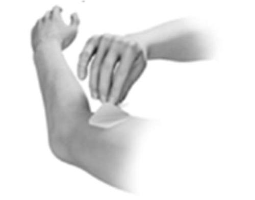 Mano che applica un cerotto adesivo su un braccio piegato a 90 gradi con la pelle chiara