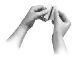 Mani che aprono una bustina sigillata di farmaco in polvere, preparazione per la somministrazione del contenuto