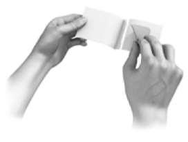 Mani che aprono una bustina sigillata, probabilmente contenente un farmaco, con un taglio visibile per facilitare l