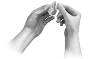 Due mani che aprono un involucro di carta bianco e argentato per rivelare il contenuto interno