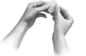 Mani che aprono un involucro di carta bianco, probabilmente contenente un farmaco o un dispositivo medico