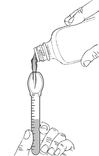 Liquido che viene versato da una fiala in una siringa graduata tenuta da una mano con guanto