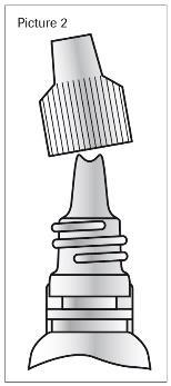 Adattatore per infusione con sezione superiore zigrinata e inferiore a forma di imbuto con anelli di tenuta