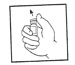 Mano che tiene e ruota un flaconcino medicinale con tappo grigio per preparare l