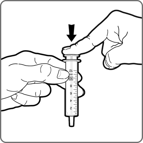 Mano che tiene una siringa graduata da 0 a 12 ml con l