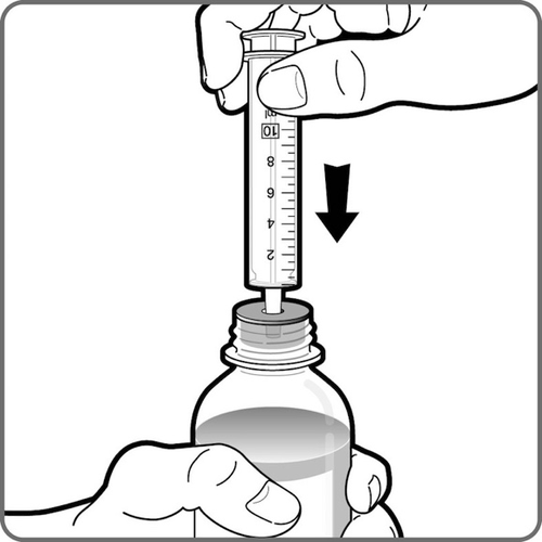 Mano che tiene una siringa sopra un flacone di medicinale liquido trasparente con freccia nera che indica la direzione