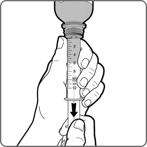 Mano che tiene una siringa graduata da 12ml con stantuffo in discesa e ago rivolto verso il basso