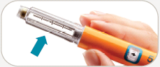 Penna iniettabile arancione con ago trasparente e freccia blu che indica la direzione di inserimento