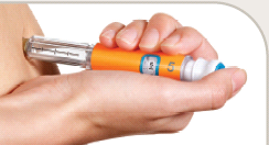 Mano che tiene un dispositivo autoiniettante arancione con ago protettivo bianco e finestra graduata trasparente