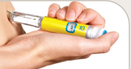 Mano che tiene un dispositivo per iniezione auto-somministrativa giallo e trasparente con indicatore numerico 10