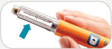Penna iniettabile arancione con ago trasparente e freccia blu che indica la direzione di inserimento