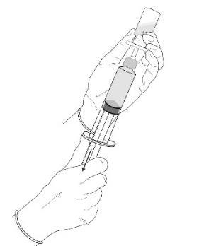 Mano che tiene una siringa con ago inserito nella pelle del braccio circondata da un cerchio trasparente