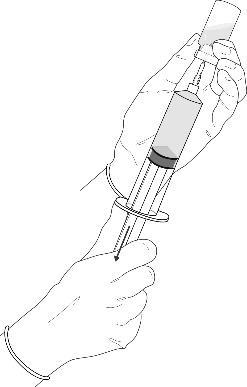 Mano che tiene una siringa pronta per l