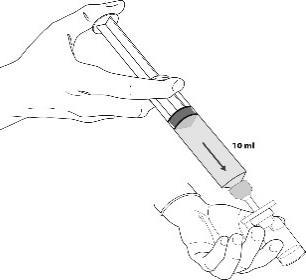 Mano che tiene una siringa graduata da 10ml con ago inserito in una pelle simulata, freccia indica il movimento del pistone