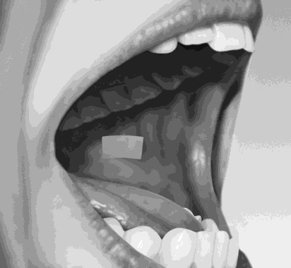 Bocca spalancata che mostra la lingua e l